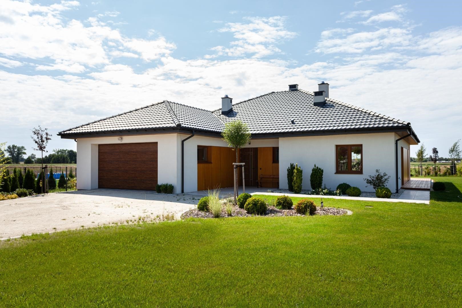 Nowoczesny dom parterowy w stanie pod klucz – efekt końcowy kompleksowej budowy domu (od stanu surowego i deweloperskiego) z New-House.